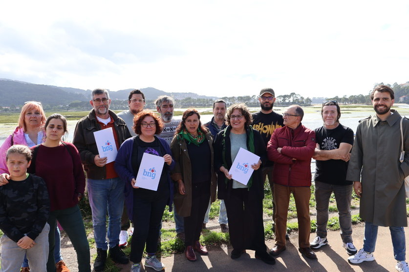 Ana Miranda xunto a representantes do BNG do Val Miñor na Foz do MIñor