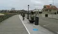 Carril bici á altura de Praia América, plagado de obstáculos peligrosos para os usuarios e usuarias.