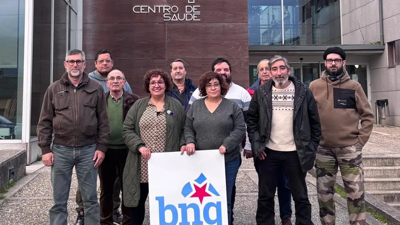 Militantes do BNG no Val Mi&ntilde;or xuntos aos portavoces municipais e a deputada auton&oacute;mica, Carmela Gonz&aacute;lez