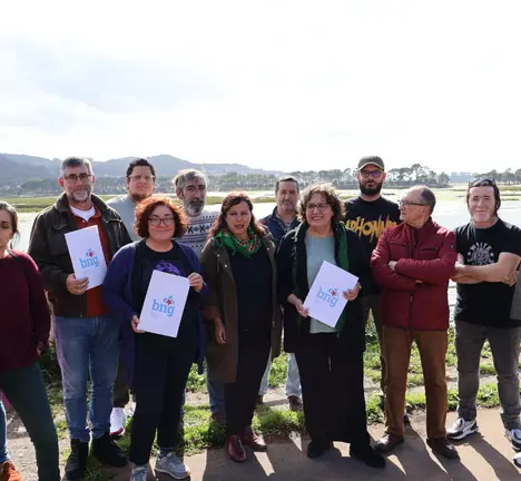 Ana Miranda xunto a representantes do BNG do Val Mi&ntilde;or na Foz do MI&ntilde;or