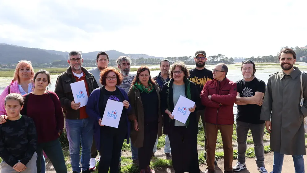 Ana Miranda xunto a representantes do BNG do Val Mi&ntilde;or na Foz do MI&ntilde;or